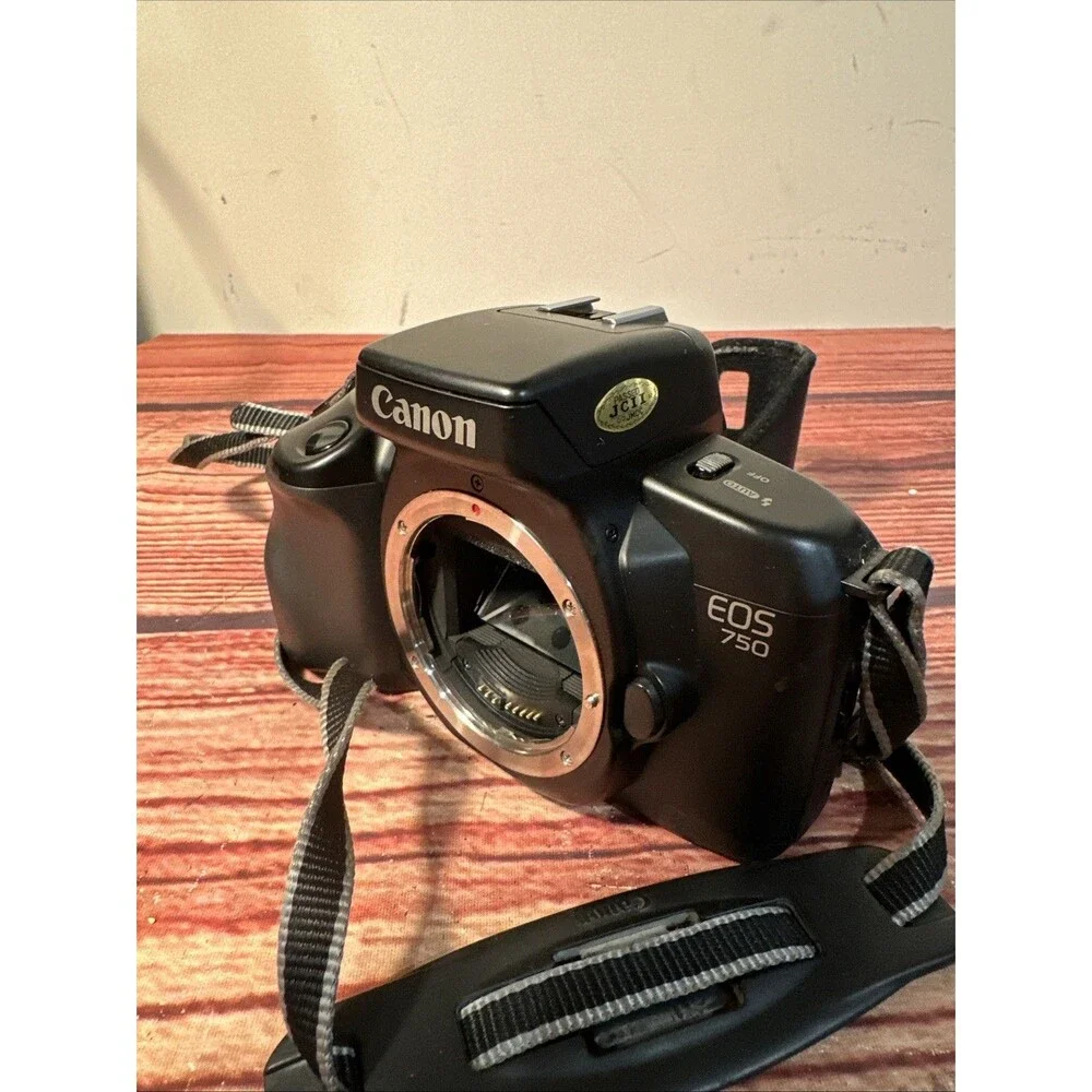 Canon EOS 750 Camera + Case - WORKING